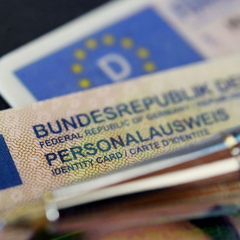 Ein Personalausweis der Bundesrepublik Deutschland ragt aus einem Portemonnaie heraus