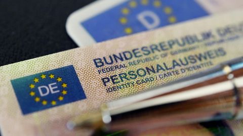 Ein Personalausweis der Bundesrepublik Deutschland ragt aus einem Portemonnaie heraus