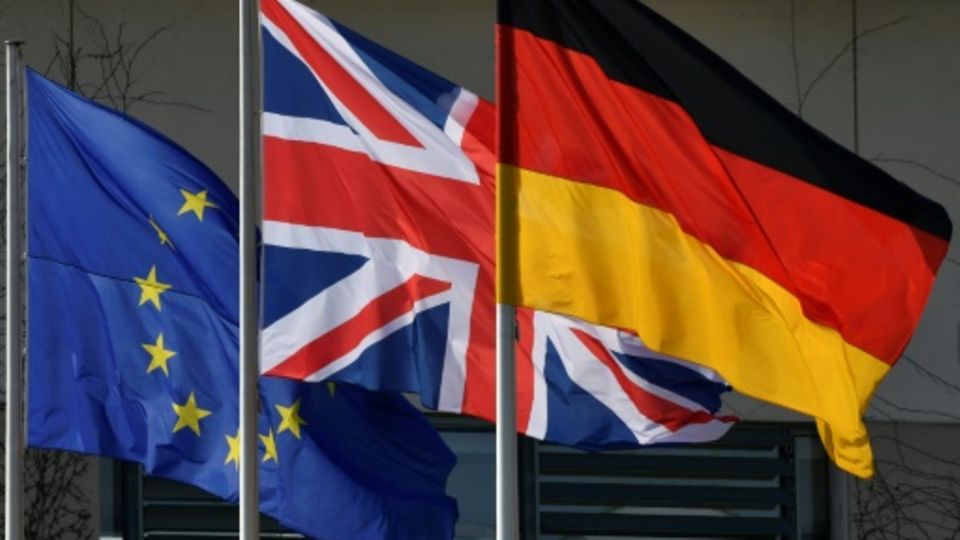 Flaggen von EU, Großbritannien und Deutschland