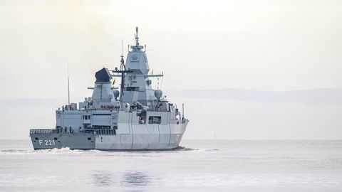 Die Fregatte "Hessen" läuft aus Wilhelmshaven aus