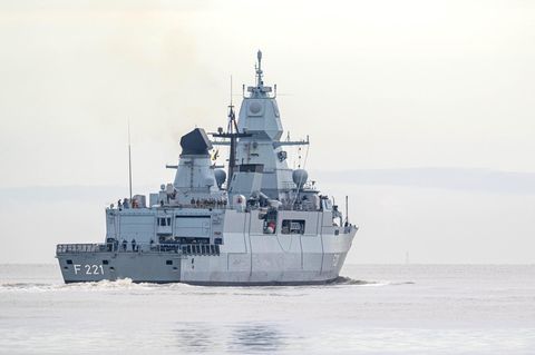 Die Fregatte "Hessen" läuft aus Wilhelmshaven aus