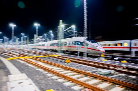 Deutsche Bahn: Ein ICE fährt in das ICE-Werk Betriebsbahnhof Rummelsburg