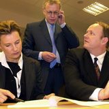 Jürgen Harksen (r.) und seine Frau Jeanette warten gemeinsam mit ihrem inzwischen ebenfalls prominenten Rechtsanwalt Gerhard Strate im Jahr 2003 im Hamburger Landgericht auf die Urteilsverkündung. Bekannt wurde Strate unter anderem als Verteidiger so prominenter Angeklagter wie Monika Weimar und Gustl Mollath.