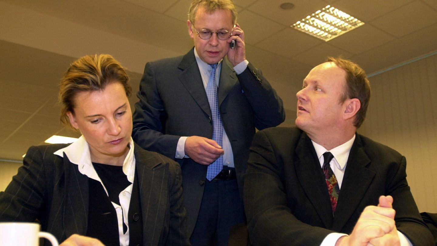 Jürgen Harksen (r.) und seine Frau Jeanette warten gemeinsam mit ihrem inzwischen ebenfalls prominenten Rechtsanwalt Gerhard Strate im Jahr 2003 im Hamburger Landgericht auf die Urteilsverkündung. Bekannt wurde Strate unter anderem als Verteidiger so prominenter Angeklagter wie Monika Weimar und Gustl Mollath.