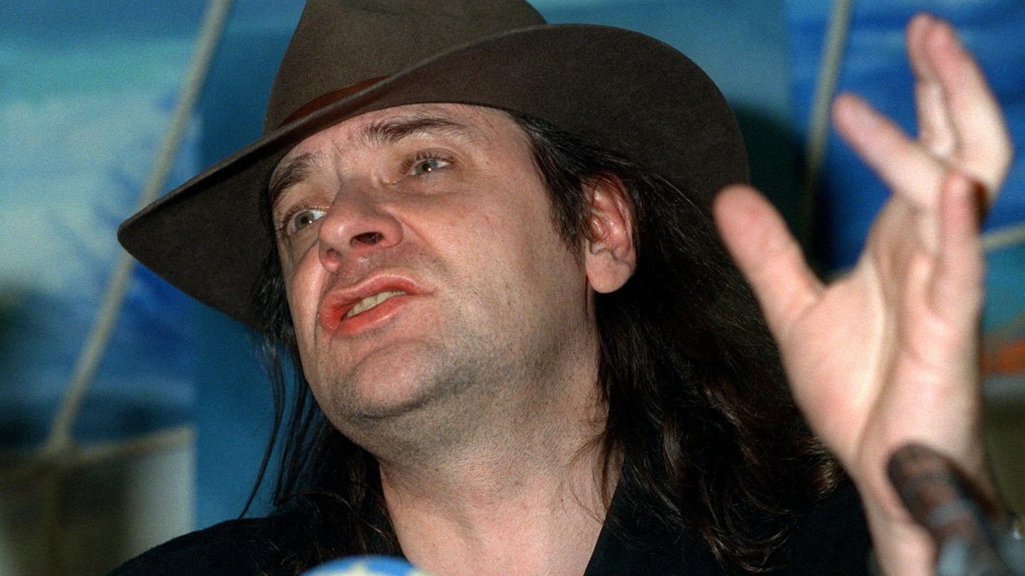 Auch Musiker Udo Lindenberg soll einst 100.000 D-Mark (ca. 50.000 Euro) an Harksen übergeben haben, wie der NDR berichtet, habe aber über Nacht "ein komisches Bauchgefühl" bekommen. Auch er soll sein Geld im Anschluss zurückbekommen haben.