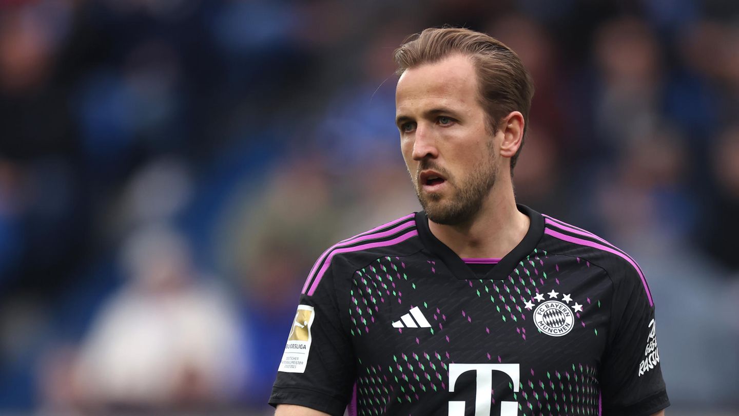 Harry Kane steht im schwarz-violetten Trikot des FC Bayern München auf dem Fußballplatz