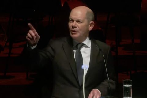 "Hör auf zu brüllen, Schluss": Olaf Scholz reagiert lautstark auf störende Rufe