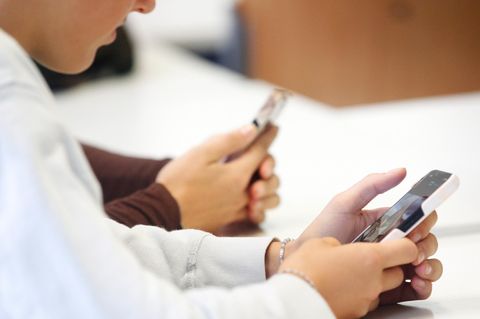 Schüler mit Smartphones