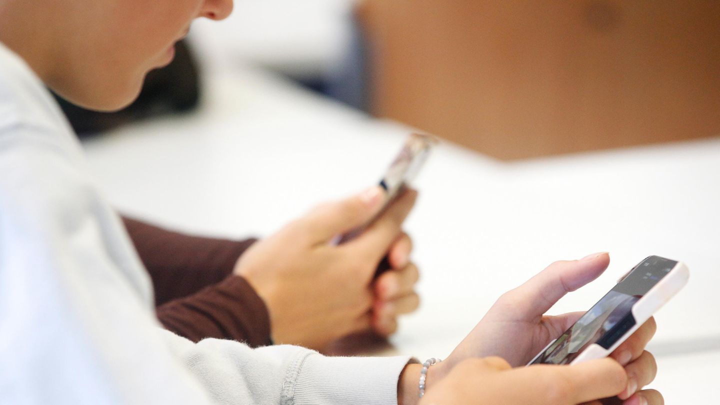 Schüler mit Smartphones