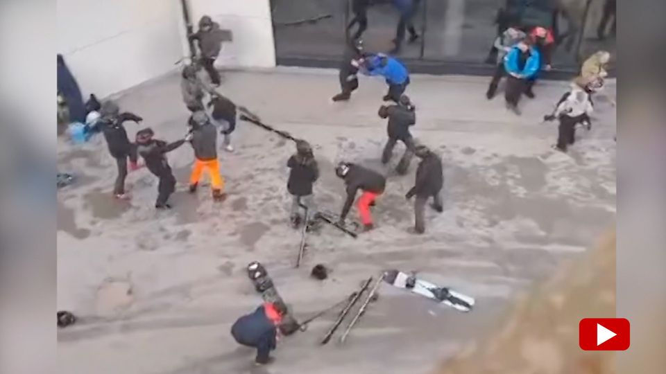 Fußball-Fans prügeln sich heftig mit Snowboards und Skier
