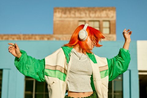 Stiftung Warentest: Eine Frau tanzt mit den Bose Quiet Comfort Headphones