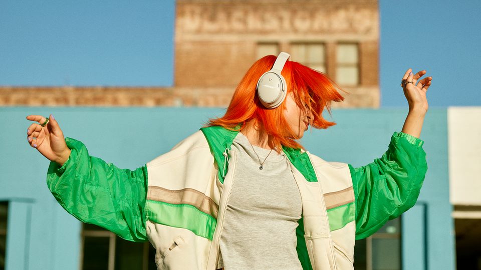 Stiftung Warentest: Eine Frau tanzt mit den Bose Quiet Comfort Headphones