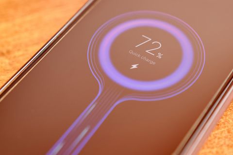 Ein Schnellladegerät lädt ein Smartphone auf.