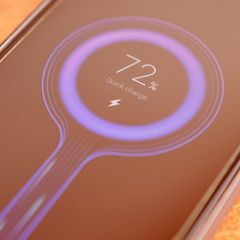 Ein Schnellladegerät lädt ein Smartphone auf.