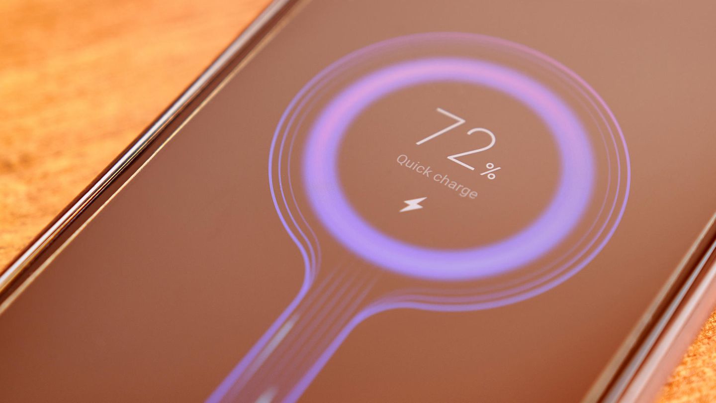 Ein Schnellladegerät lädt ein Smartphone auf.