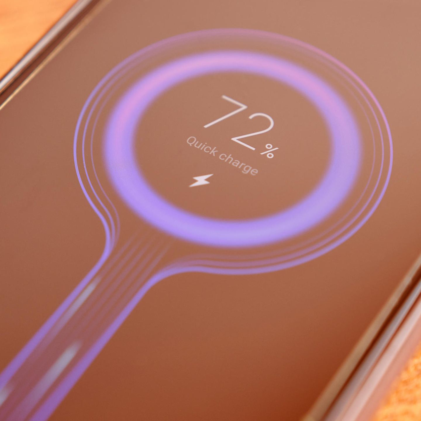 Ein Schnellladegerät lädt ein Smartphone auf.