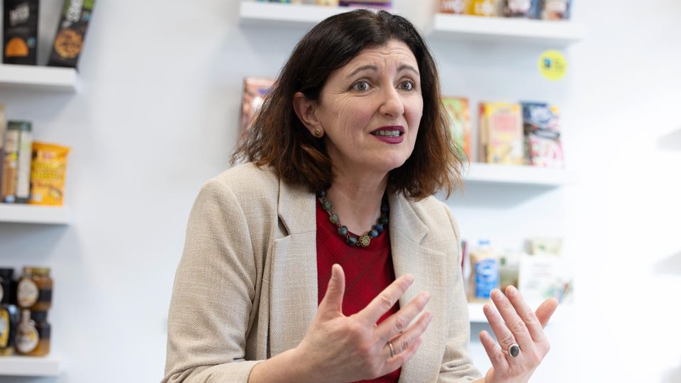 Diskussion um Lieferketten: "Es bringt doch überhaupt nichts, sich irgendeinen Idealpreis auszudenken, mit dem alle Probleme gelöst wären – und am Ende findet sich keiner, der ihn bezahlt", sagt Claudia Brück von Fairtrade "Es bringt doch überhaupt nichts, sich irgendeinen Idealpreis auszudenken, mit dem alle Probleme gelöst wären – und am Ende findet sich keiner, der ihn bezahlt", sagt Claudia Brück von Fairtrade