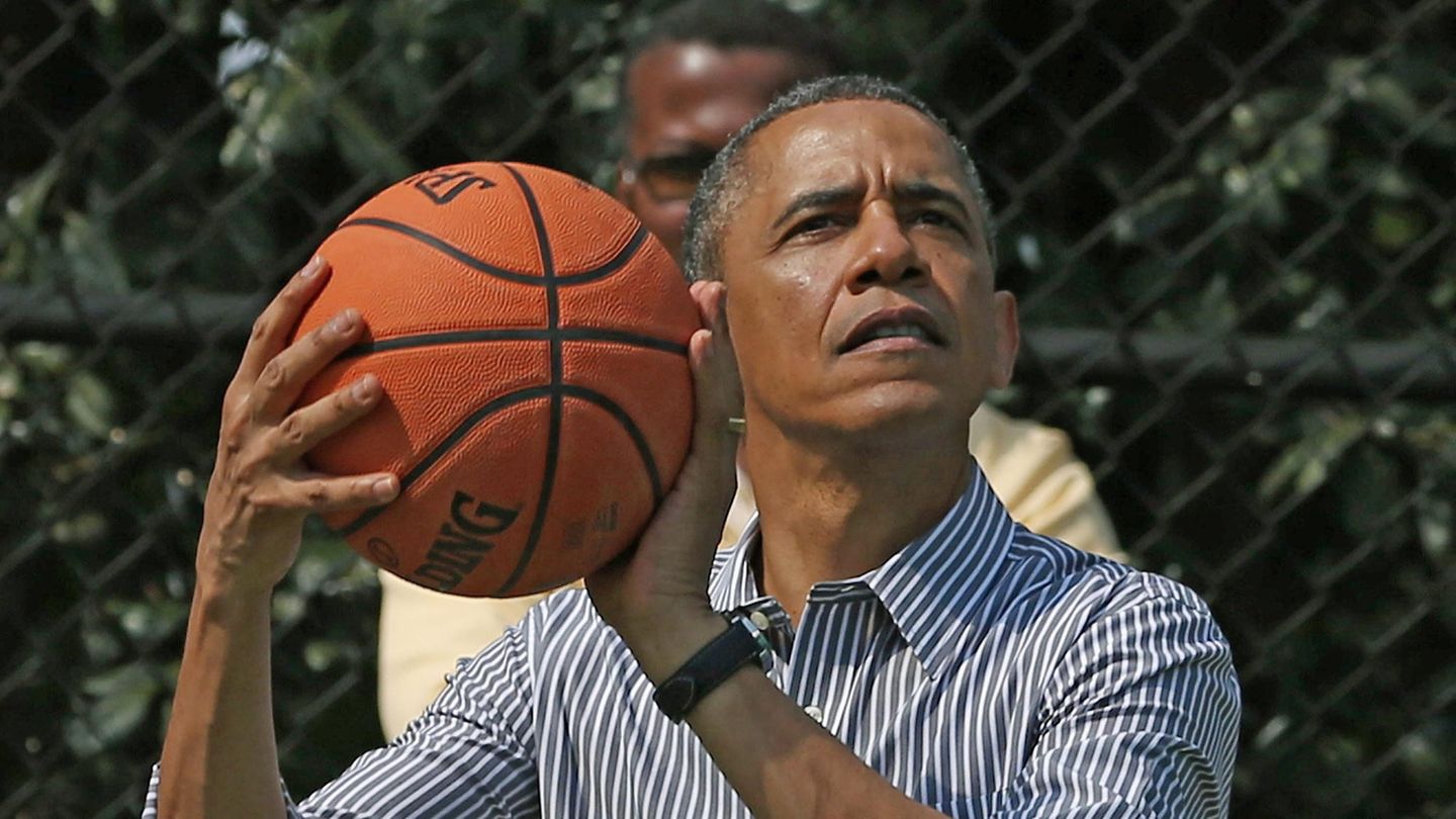 Barack Obama spielt Basketball
