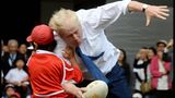Sportliche Inszenierung kann auch daneben gehen – besonders, wenn man übereifrig ist. Hier rennt Boris Johnson im Jahr 2015, als er noch Bürgermeister Londons war, bei einem Rugby-Spiel in Tokio ein zehnjähriges Kind um