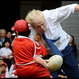Sportliche Inszenierung kann auch daneben gehen – besonders, wenn man übereifrig ist. Hier rennt Boris Johnson im Jahr 2015, als er noch Bürgermeister Londons war, bei einem Rugby-Spiel in Tokio ein zehnjähriges Kind um
