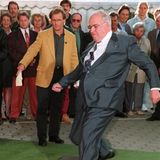 Helmut Kohl vor einer Torwand schießt einen Fussball