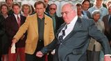 Helmut Kohl vor einer Torwand schießt einen Fussball