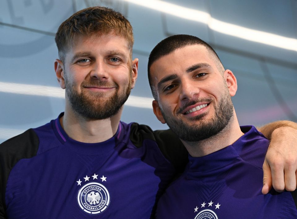Deniz Undav Deniz Undav Arm in Arm mit Niclas Füllkrug