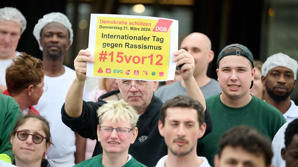 Mitarbeitende einer Bäckerei in Dortmund stehen gegen Rassismus auf