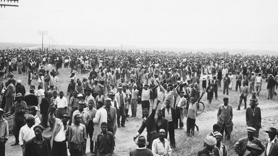 Tausende schwarze Menschen in gingen 1960 im Township Sharpeville auf die Straße