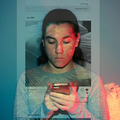 Ein 13-jähriges Mädchen benutzt ihr Smartphone in der Dunkelkammer.