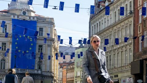 Sarajevo in Bosnien-Herzegowina: Eine Frau geht unter den Flaggen der Europäischen Union in einer der Hauptstraßen