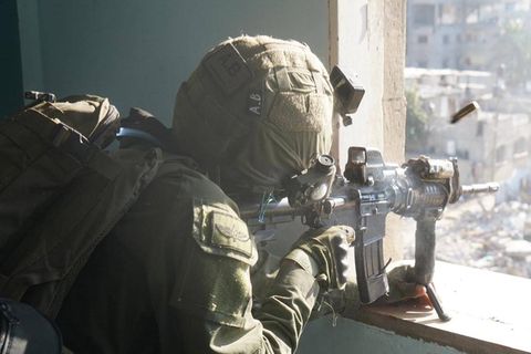 Ein israelischer Soldat feuert in Gaza mit einem Gewehr aus einer
