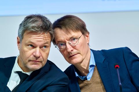 Kritiker der DFB-Entscheidung zu Adidas: Robert Habeck, links im Bild, und Karl Lauterbach