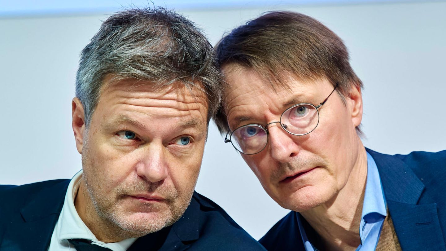 Kritiker der DFB-Entscheidung zu Adidas: Robert Habeck, links im Bild, und Karl Lauterbach