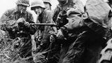 Kampfgruppen Hansen in der Ardennenoffensive bei Poteau. Der Schütze in der Mitte trägt das MG und Gurte. 