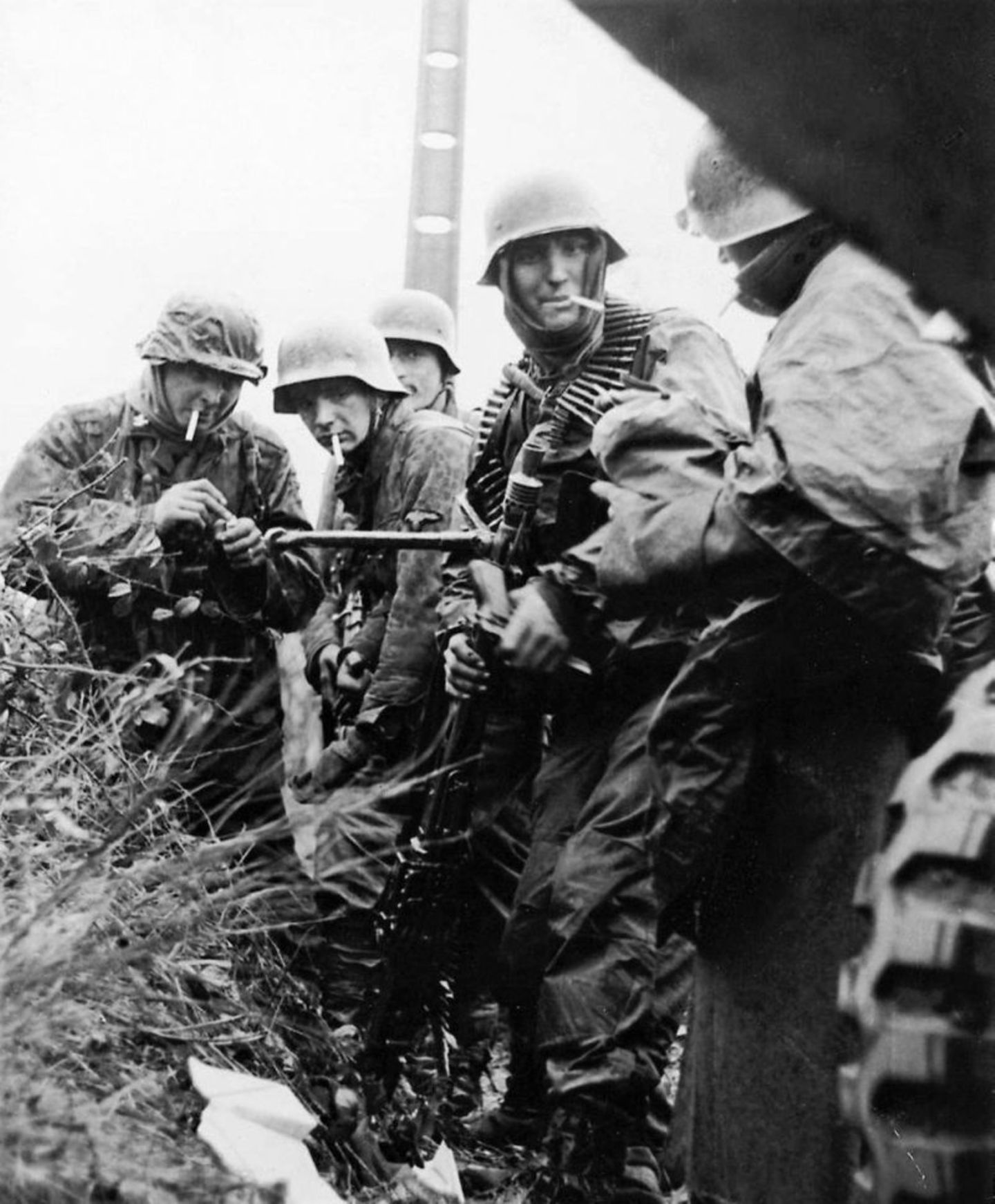 Kampfgruppen Hansen in der Ardennenoffensive bei Poteau. Der Schütze in der Mitte trägt das MG und Gurte. 