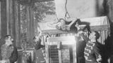Harry Houdini ließ sich in der  "chinesischen Wasserfolterzelle" versenken