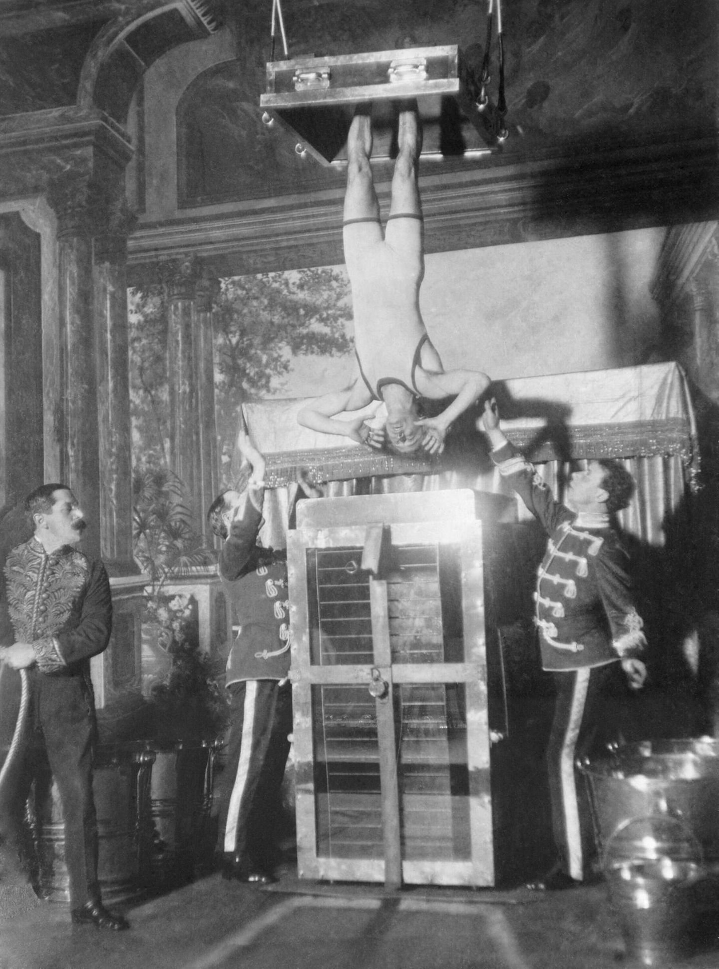 1912: Die "chinesische Wasserfolterzelle" Harry Houdini ließ sich in der "chinesischen Wasserfolterzelle" versenken