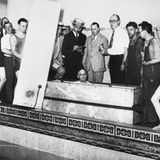 in einem New Yorker Hotel verbrachte er eineinhalb Stunden in einem angeblich luftdicht verschlossenen Metallsarg