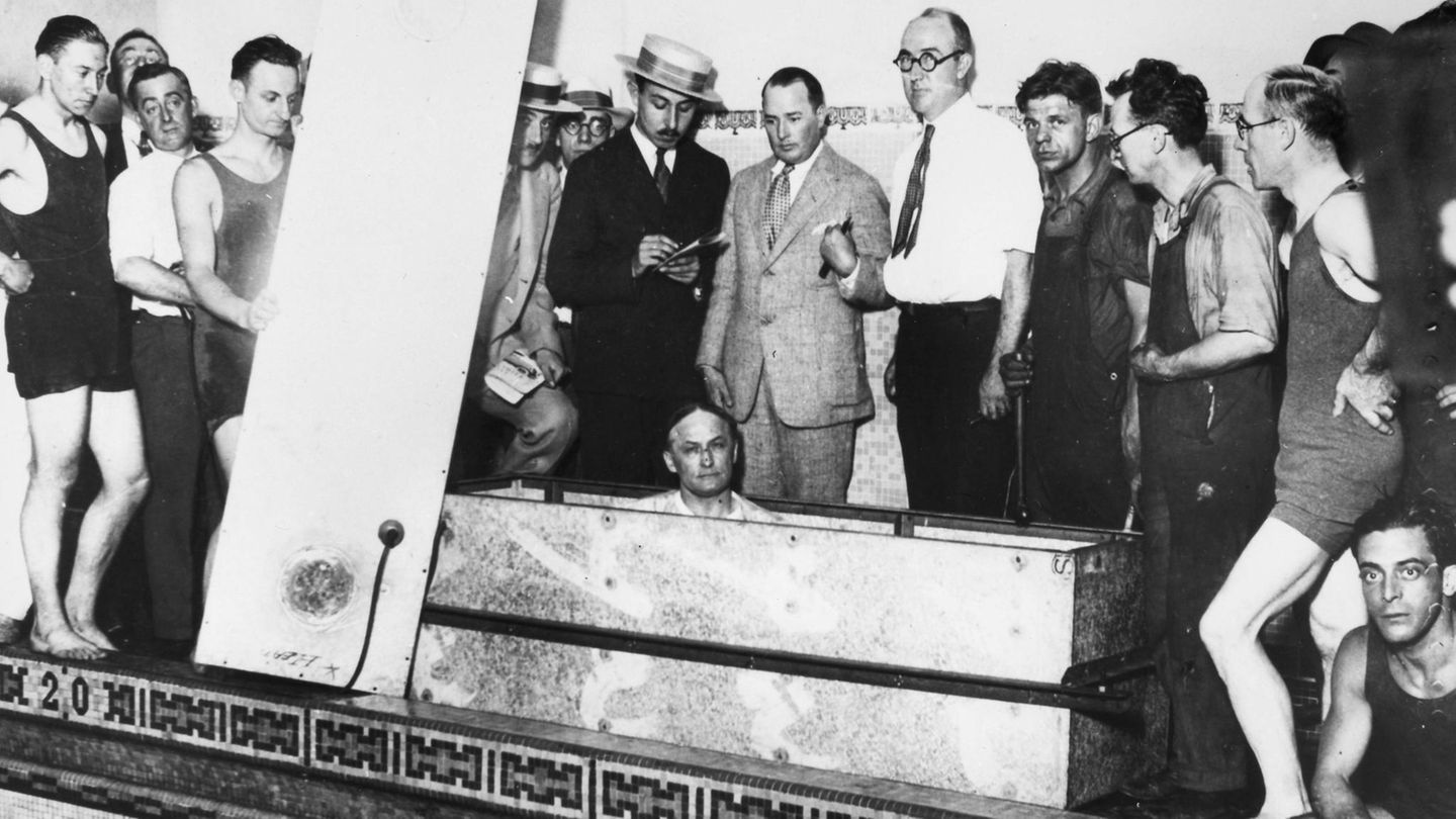 1926: 90 Minuten ohne Luft in einem New Yorker Hotel verbrachte er eineinhalb Stunden in einem angeblich luftdicht verschlossenen Metallsarg