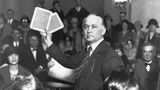 So sehr Houdini von der Verzückung seines Publikums lebte, so sehr setzte er sich gegen spirituelle Geisterseher oder selbsternannte Medien ein, die angeblich Kontakt zu Toten herstellen konnten. Er bestand darauf, dass sein Erfolg auf intelligenten Tricks und nach Perfektion strebender Körperbeherrschung basierte. "Mein Verstand ist der Schlüssel, mit dem ich mich befreie", soll er immer wieder gesagt haben. Sogar vor dem US-Senat sprach er sich gegen Scharlatane aus (Foto von 1926).