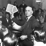 So sehr Houdini von der Verzückung seines Publikums lebte, so sehr setzte er sich gegen spirituelle Geisterseher oder selbsternannte Medien ein, die angeblich Kontakt zu Toten herstellen konnten. Er bestand darauf, dass sein Erfolg auf intelligenten Tricks und nach Perfektion strebender Körperbeherrschung basierte. "Mein Verstand ist der Schlüssel, mit dem ich mich befreie", soll er immer wieder gesagt haben. Sogar vor dem US-Senat sprach er sich gegen Scharlatane aus (Foto von 1926).