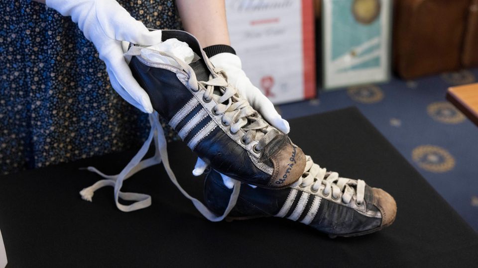 Zur Fußball-WM 1954 macht die damals noch junge Firma Adidas erstmals mit seinen Schraubstollen auf sich aufmerksam gemacht. Die Schuhe wurden auf Maß angefertigt. Diese passten Horst Eckel