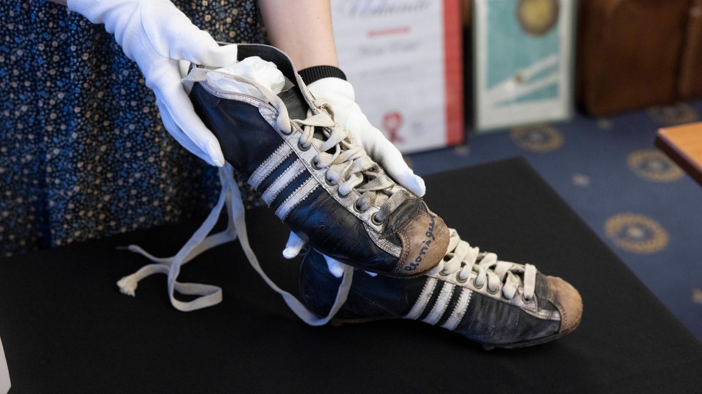 Stollenschuhe für die WM 1954 Zur Fußball-WM 1954 macht die damals noch junge Firma Adidas erstmals mit seinen Schraubstollen auf sich aufmerksam gemacht. Die Schuhe wurden auf Maß angefertigt. Diese passten Horst Eckel