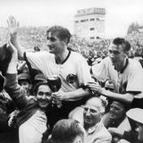 Die Adidas-Schuhe sollen ihren Anteil am "Wunder von Bern", dem WM-Sieg von 1954, gehabt haben. Die Trikots der Mannschaft um Kapitän Fritz Walter (M.) dagegen  – hier mit Teamgefährte Horst Eckel (r.) – stammten nicht von Adidas, sondern von der Marke "Leuzela", hergestellt von der Pfullinger Firma G. & A. Leuze. Später wurde der Hersteller von Erima aufgekauft.