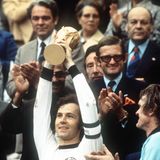 Ob es an den Schuhen oder an den Trikots lag? 1974 jedenfalls darf Franz Beckenbauer wieder dem WM-Sieg für Deutschland bejubeln – allerdings noch ohne die drei Adidas-Streifen auf den Ärmeln.