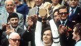 Ob es an den Schuhen oder an den Trikots lag? 1974 jedenfalls darf Franz Beckenbauer wieder dem WM-Sieg für Deutschland bejubeln – allerdings noch ohne die drei Adidas-Streifen auf den Ärmeln.