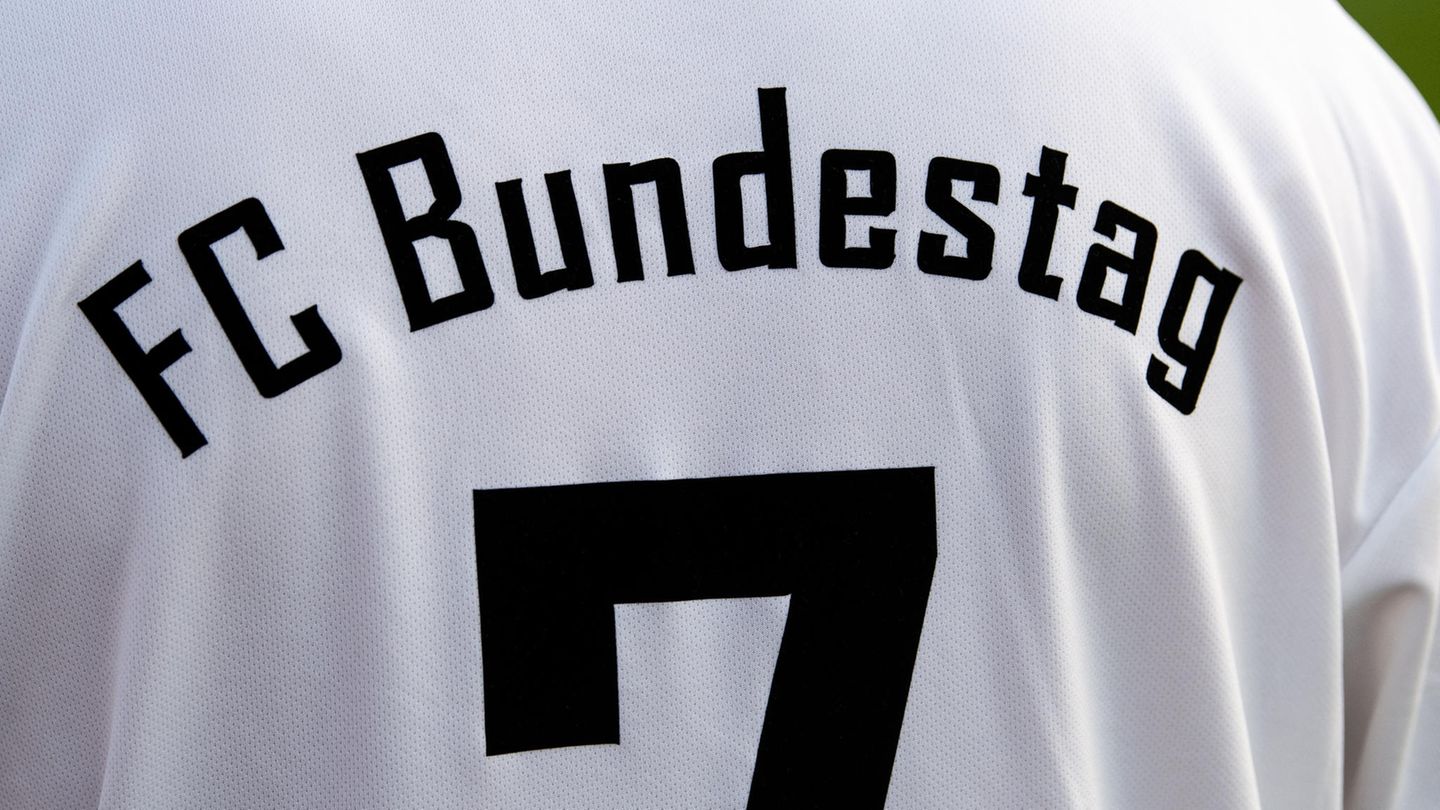 Die Rückseite des Trikots des FC Bundestag