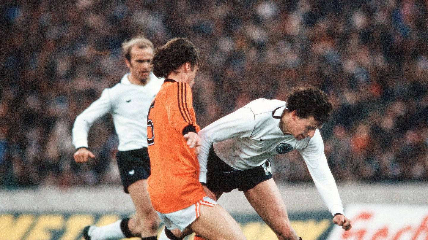 Während die Niederländer bei der Fußball-WM 1978 die drei Streifen auf dem Ärmel tragen, fehlen sie auf den DFB-Trikots. Denn die deutsche Nationalmannschaft trägt Erima, eine Tochterfirma von Adidas.