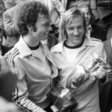 Den Pokal für die Europameisterschaft 1972 nehmen Franz Beckenbauer und Günther Netzer in ihren Adidas-Trainingsjacken entgegen